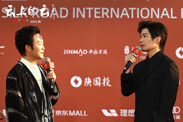 4李玉刚梁永棋红毯图.jpg 4李玉刚梁永棋红毯图.jpg