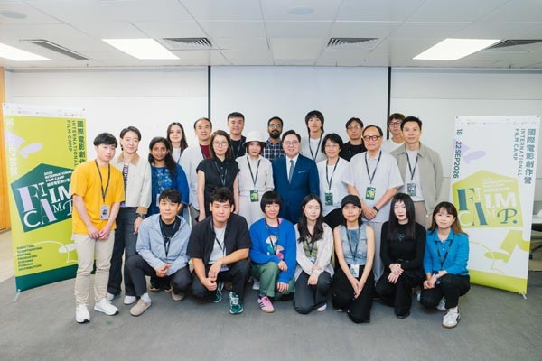 2王英伟博士与16位学员大合影.jpg